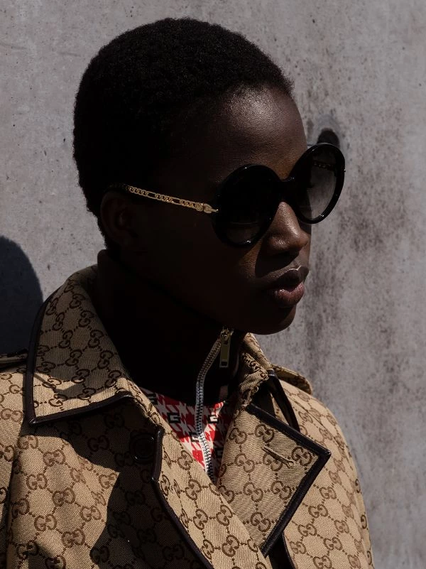 Gucci Eyewear 001 BLACK GOLD GREY Lunettes De Soleil à Monture Oversize Femme 2 Gucci Eyewear 001 BLACK GOLD GREY Lunettes De Soleil à Monture Oversize Femme – Image 2