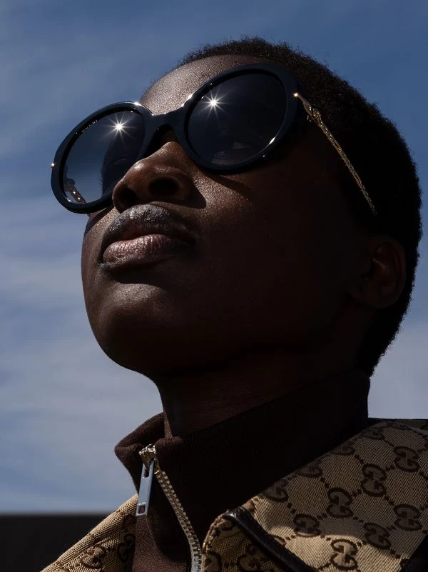 Gucci Eyewear 001 BLACK GOLD GREY Lunettes De Soleil à Monture Oversize Femme 4 Gucci Eyewear 001 BLACK GOLD GREY Lunettes De Soleil à Monture Oversize Femme – Image 4